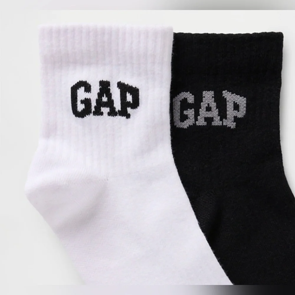 GAP Logo Women's Quarter Crew Socks 2 Pack Black And White, New